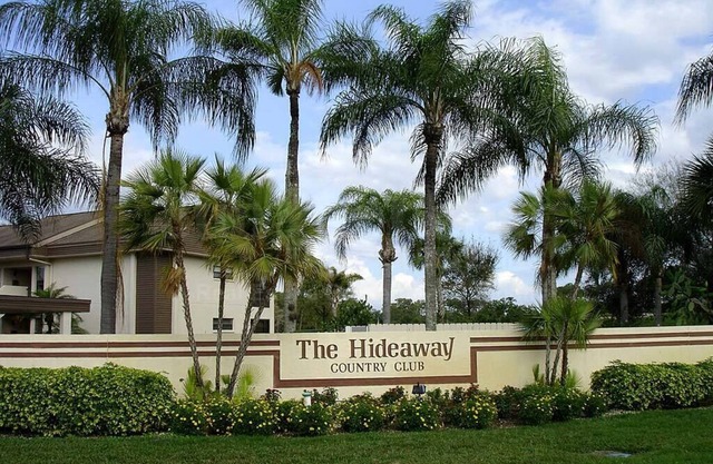 GOLFERS DREAM!-Beautiful Hideaway Country Club. Overlooking the 9th green!