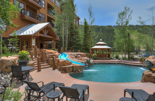 Gondola-side, oversized 1 BR. Pool, 2 hot tubs, in the heart of Keystone village