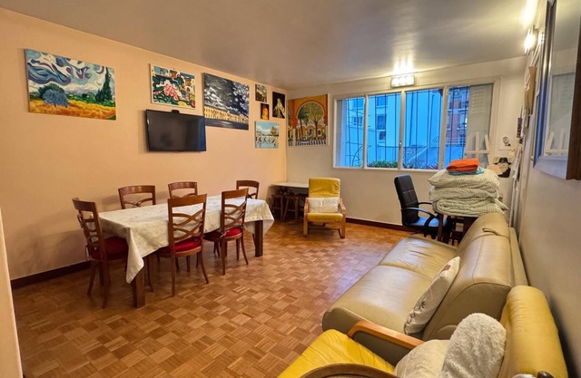 Good location, quiet, close to the Eiffel Tower. ideal for a family.