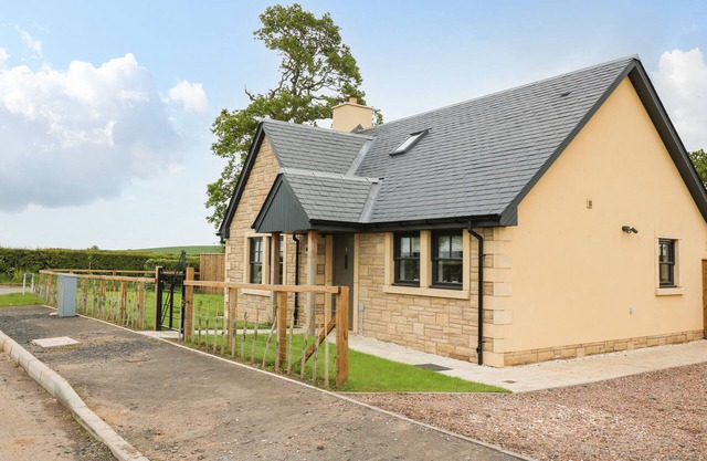 GORDON LODGE, pet friendly, with a garden in Duns