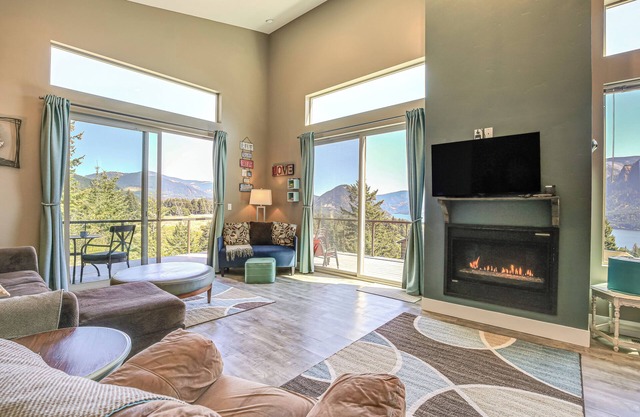 'Gorge Retreat' - Modern Carson Home w/Mtn Views!
