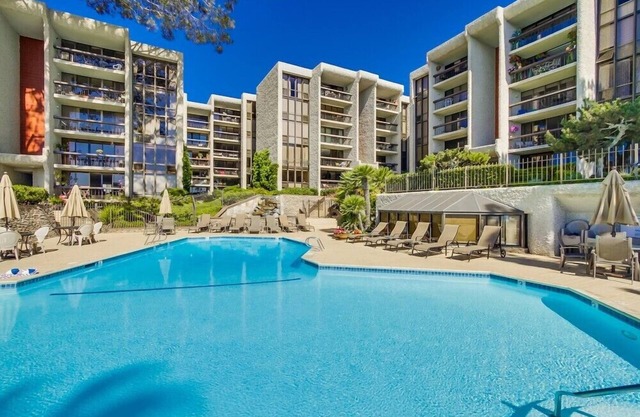 Gorgeous 2 Bed/2 Bath Bayfront Property- 30 Night Minimum Required