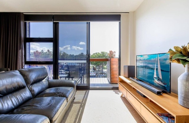 Gorgeous 2-Bed Apartment By Shops and the River