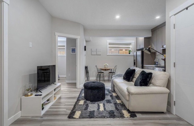 Gorgeous 2 Bedroom 1 Bathroom Guest Suite