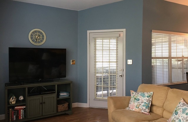 Gorgeous 2 Bedroom 2 Bath condo overlooking resort-style pool