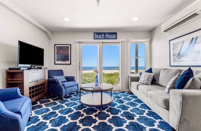 Gorgeous 2 bedroom condo on the Beach!
