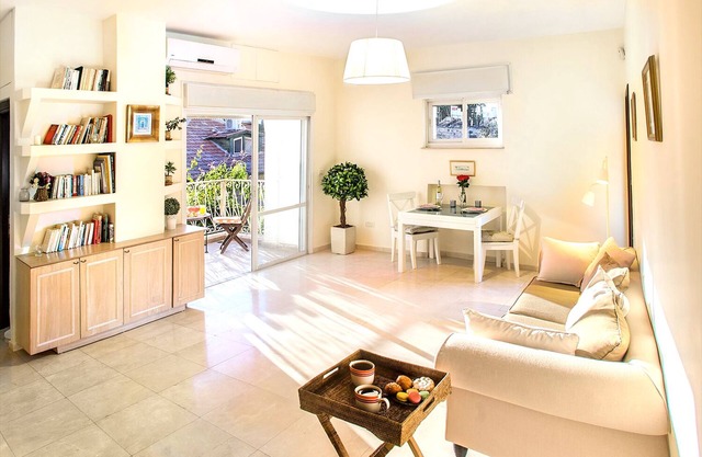 GORGEOUS 2 BEDROOM IN THE BEST LOCATION EVER! Shelter in the building