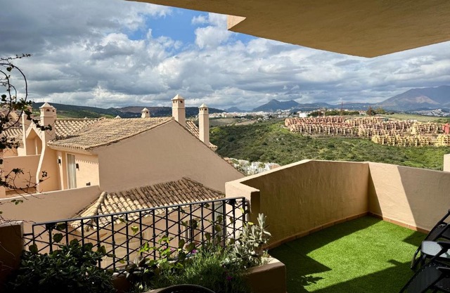 Gorgeous 2 bed Duquesa apartment, 2 pools, easy parking and 2 large balconies, 1 with stunning views