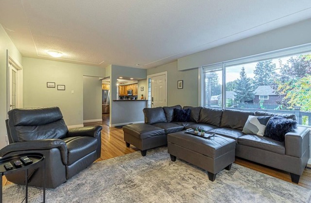 Gorgeous 2BR w/parking & Wifi! Huge Yard