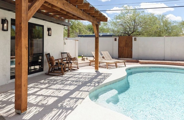 Gorgeous 3br/2bath home with 1br/1bath casita w/plenty of space to relax.