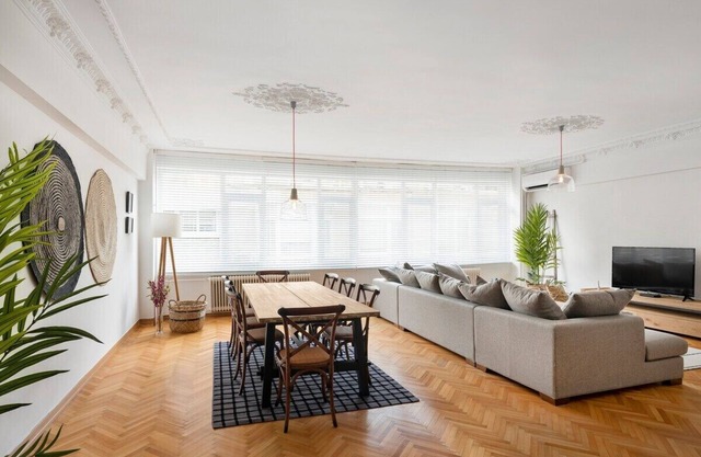 Gorgeous 4 bed, 1.5 bathroom bright high ceiling home in the heart of Bebek