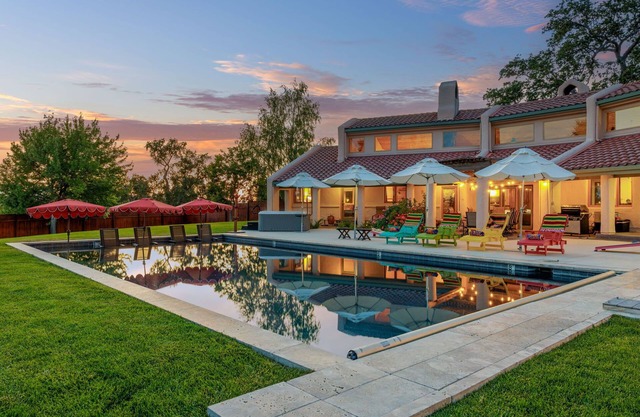 Gorgeous 5-bedroom, sleeps 12, centrally located, spa, pool, spacious & relaxing