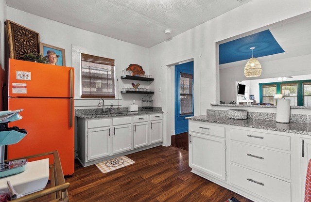 Gorgeous Artistic Fully Fenced Home Near Downtown