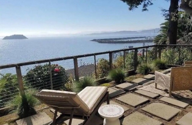 GORGEOUS BAYSIDE BUNGALOW WITH PRIVATE TERRACE