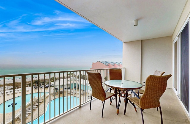 Gorgeous beachfront condo, shared pool& hot tub, and beach access