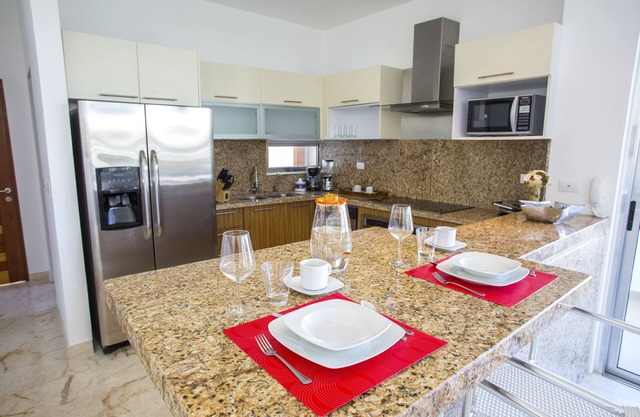 Gorgeous Condo, 50 mts to the beach, 3 blocks t the 5th ave