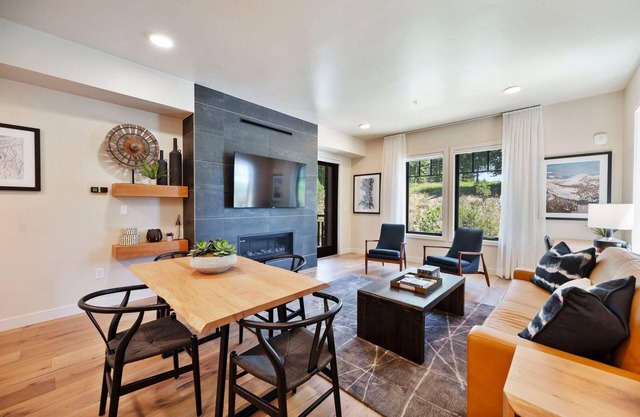 Gorgeous Condo|Steps FromHill|Fireplace|Balcony