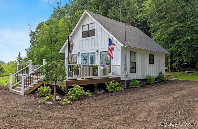 Gorgeous Cottage on Wabasis Lake. Pontoon included & pet friendly!