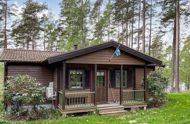 Gorgeous cottage, with barbecue and short walk to the lake.