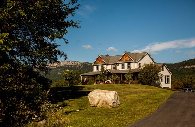 GORGEOUS COUNTRY ESTATE, VIEWS, YEAR-ROUND JACUZZI!