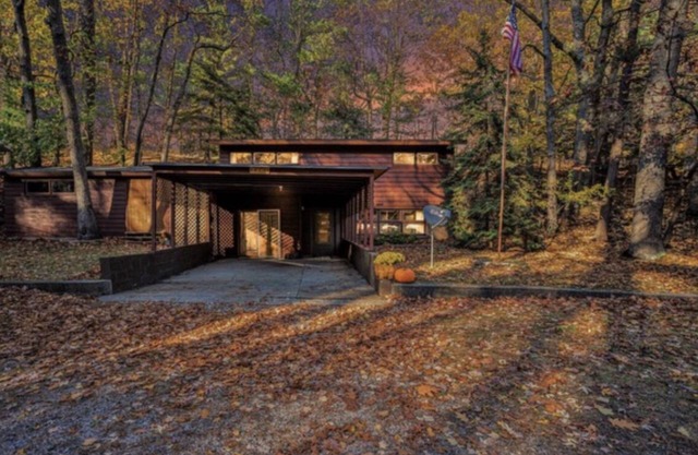 Gorgeous & Cozy Lake Michigan Cottage - Walk to Everything!