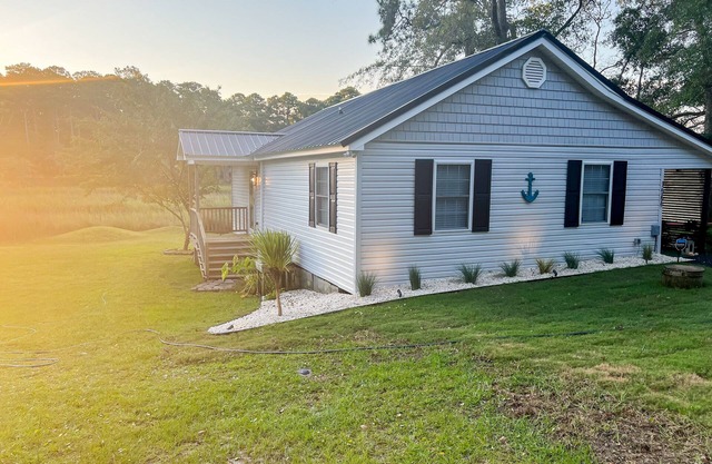 Gorgeous creekside cottage with firepit, board games, dock, deck, & washer/dryer
