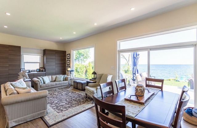 Gorgeous executive home nestled in the shores of Lake Ontario