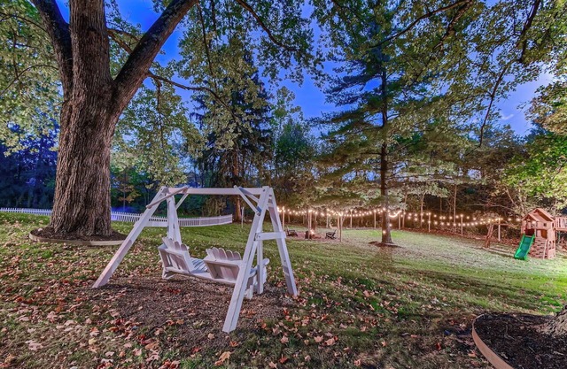 Gorgeous Farmhouse in Lewis Center with a private pond, barn and a backyard