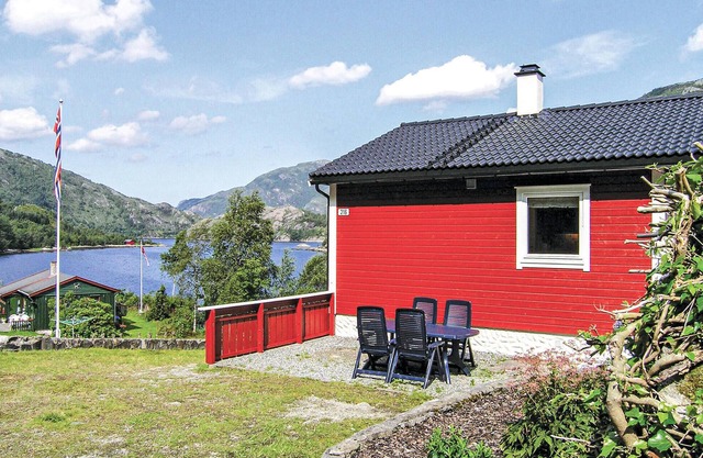 Gorgeous home in Dalsøyra with kitchen