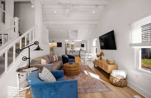* Gorgeous Loft Style House w/Luxury, Charm, & Comfort *