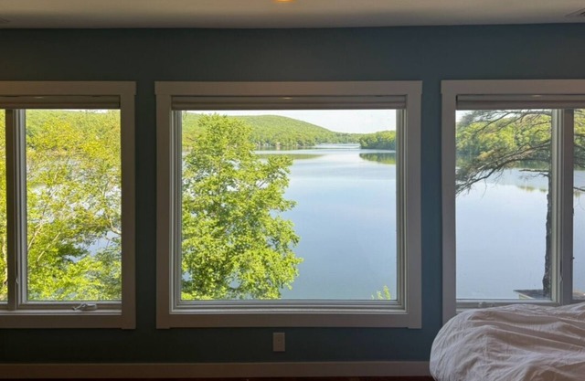 Gorgeous Lake-Front cabin, private dock, 90 minutes from NYC!