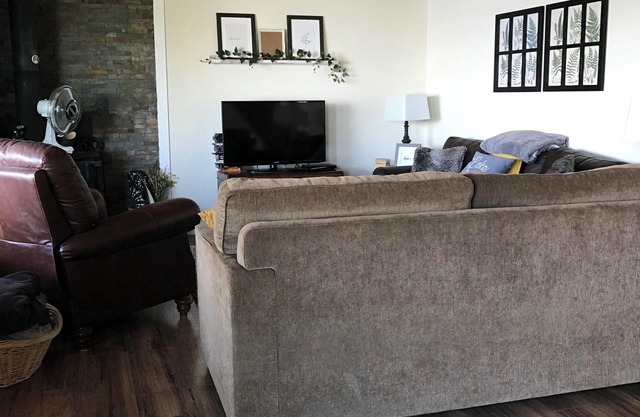 Gorgeous Lakefront cabin, pet friendly!