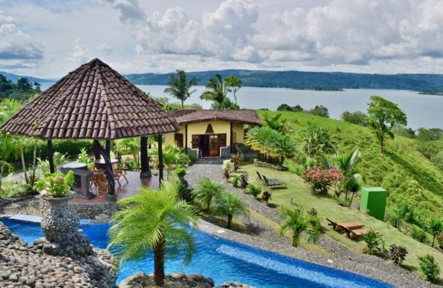 Gorgeous Luxury home with Pool & Jacuzzi access. Awesome Lake & Volcano views.