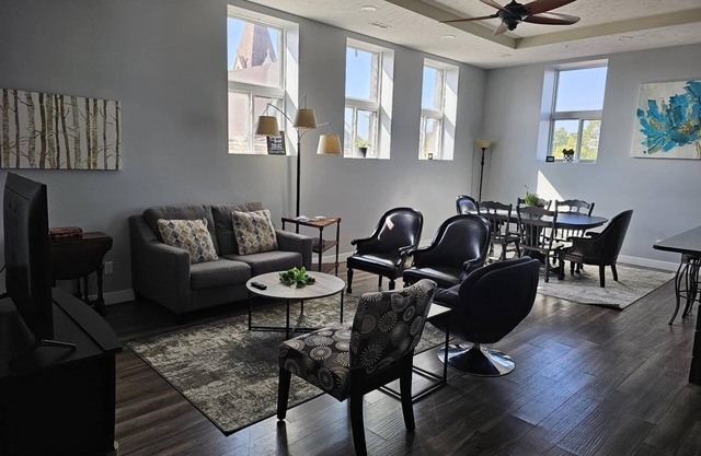 Gorgeous Modern 1500 sq ft 3 bedroom/2 bath Downtown Apartment