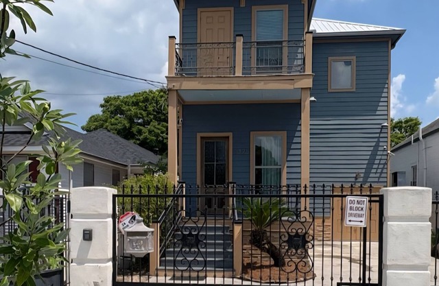 Gorgeous Modern 4 Bdrm/4 Bath-Gated Pool- Worthy of Your Beads! Walk to Quartern