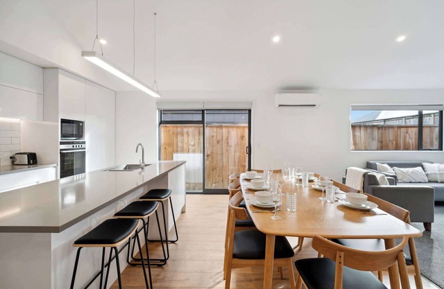 Gorgeous mountain views, fabulous family house, quiet neighbourhood!