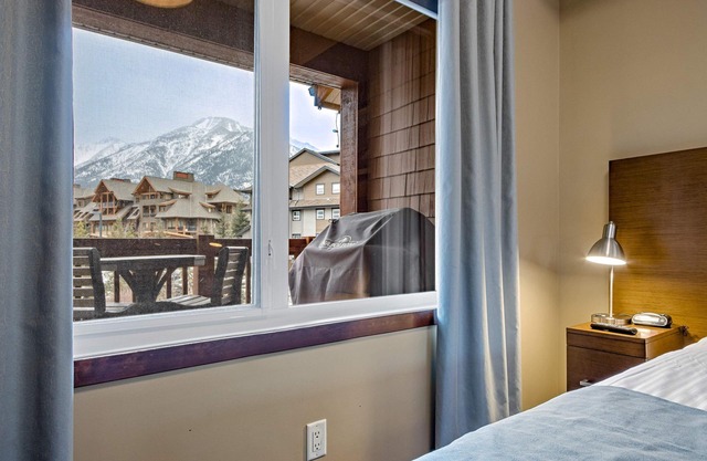 🌍 Gorgeous Mountain View Condo with 2 Hot Tubs