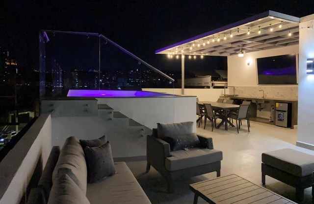 Gorgeous house w/rooftop pool