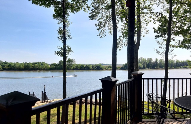 Gorgeous River Cabin King Beds Hot Tub Kayaks Fire Pit.