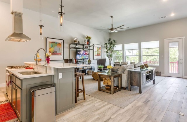 GORGEOUS & SPACIOUS LUXURY DOWNTOWN FORT WORTH TOWNHOME, CLOSE TO EVERYTHING!