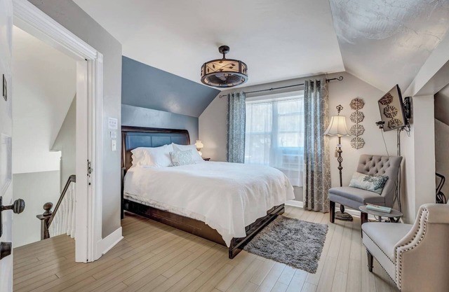 Gorgeous Suite at the Downtown Floradora House