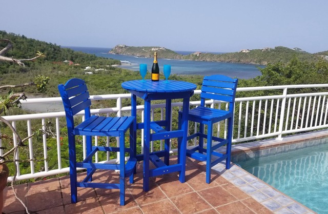 Gorgeous views! Private pool! 3 King Suites! Close to beaches!