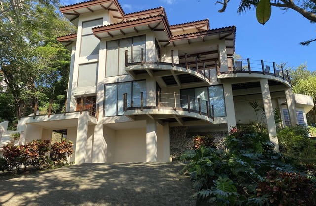 Gorgeous villa with ocean view 5 minute walk to Samara Beach