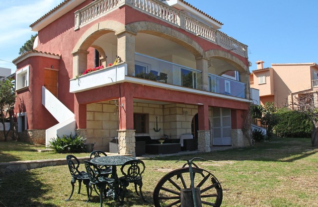 Gorgeous villa with superb sea views close to the beach