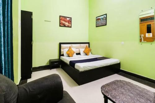 Goroomgo HR Guest House Varanasi Near Kashi Vishwanath Temple & Ghat - Best Hotel In Varanasi