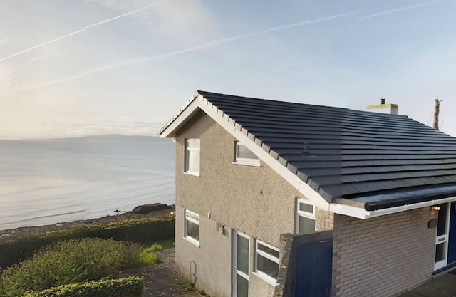 Gosteg great sea views, dog friendly, restaurants and centre metres away. AONB