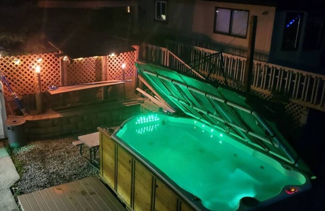 Gr Campau cottage 1 bed · Lakefront hot swim pool spa cottage