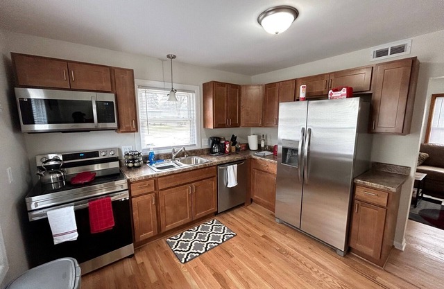 Graceland! Pro Cleaned, Self Check In, Sleeps 8