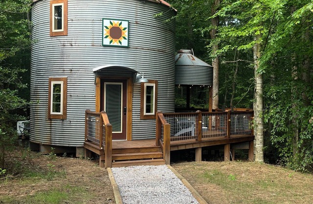 Grain Bin Silo Tiny House with 1 bedroom, WiFi, AC and hot tub in Shelby