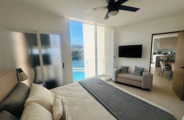 Grand Suite Style Vacation Apartment With Pool and Lake View